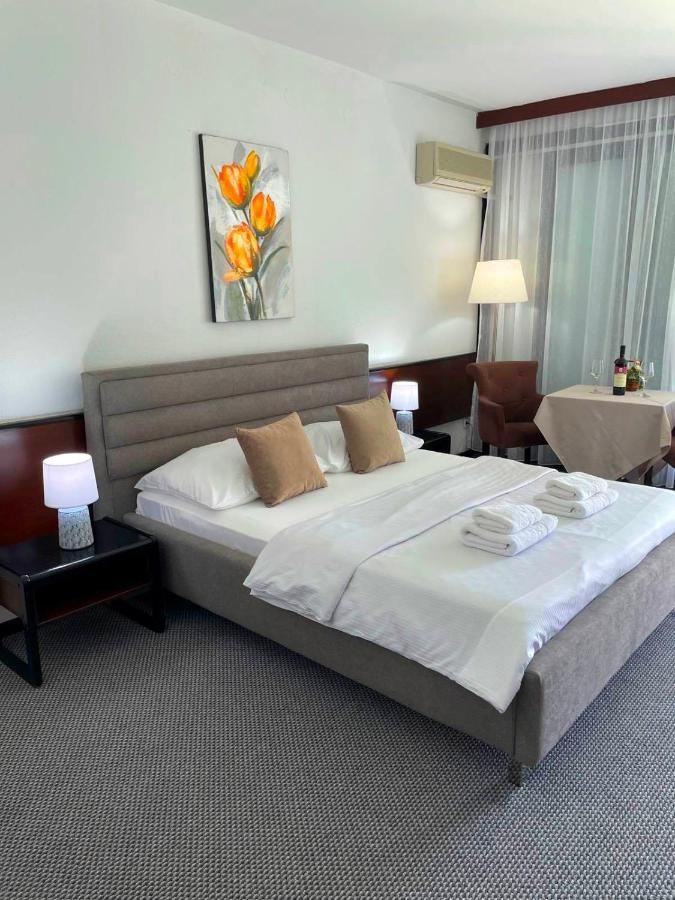Corpus A - Hotel Albatros Ulcinj Esterno foto